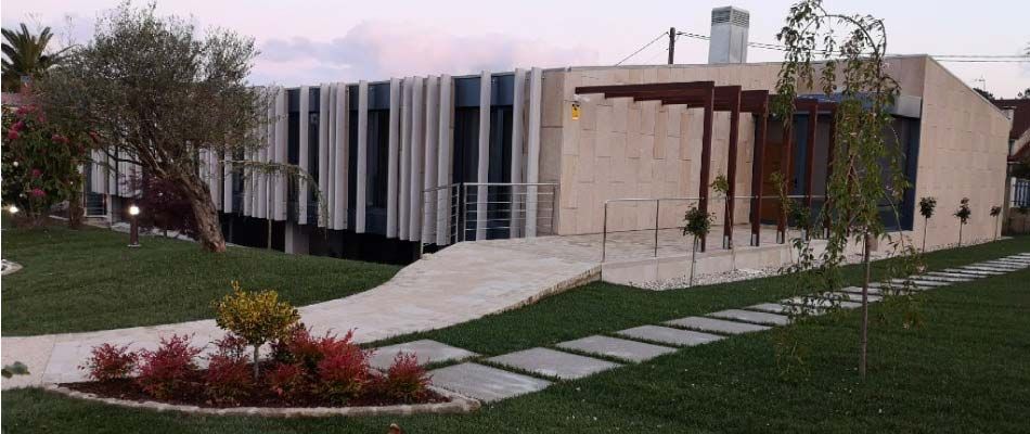 Un gran edificio con una pasarela que conduce a él.