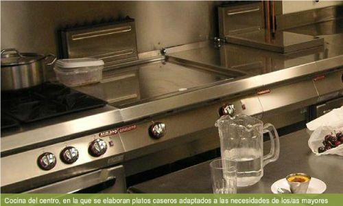 Una encimera de cocina con una jarra de agua encima
