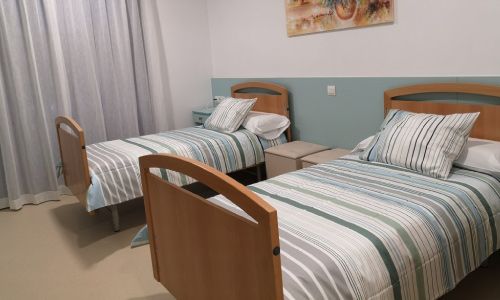 Un dormitorio con dos camas y un cuadro en la pared.