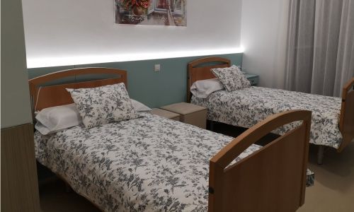 Un dormitorio con dos camas y un cuadro en la pared.