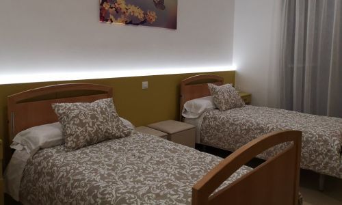 Un dormitorio con dos camas y un cuadro en la pared.