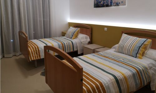 Un dormitorio con dos camas y un cuadro en la pared.