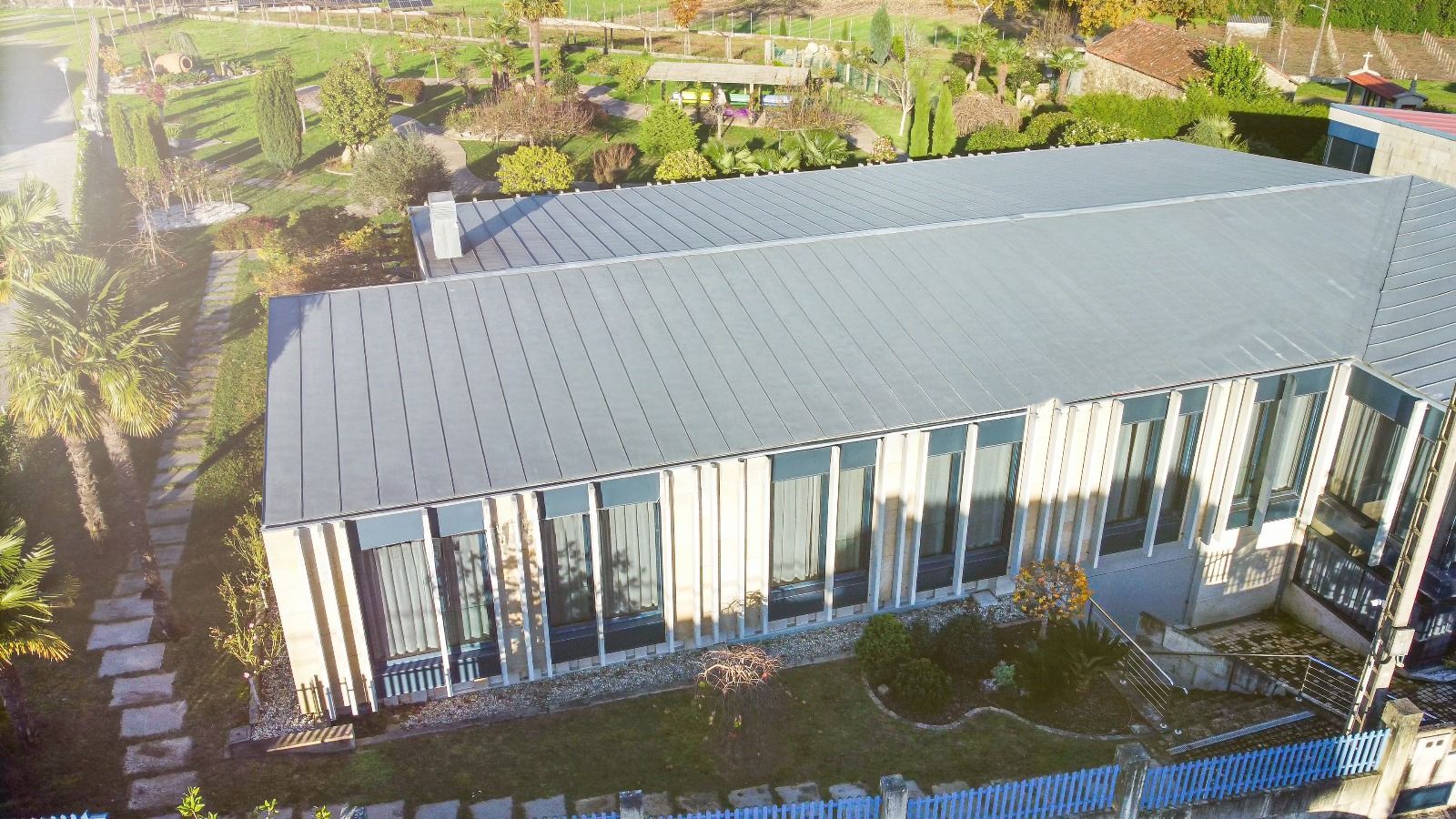 Una vista aérea de un gran edificio con muchas ventanas.