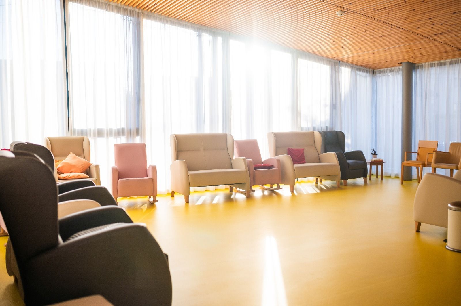 Hay muchas sillas y un sofá en la habitación.