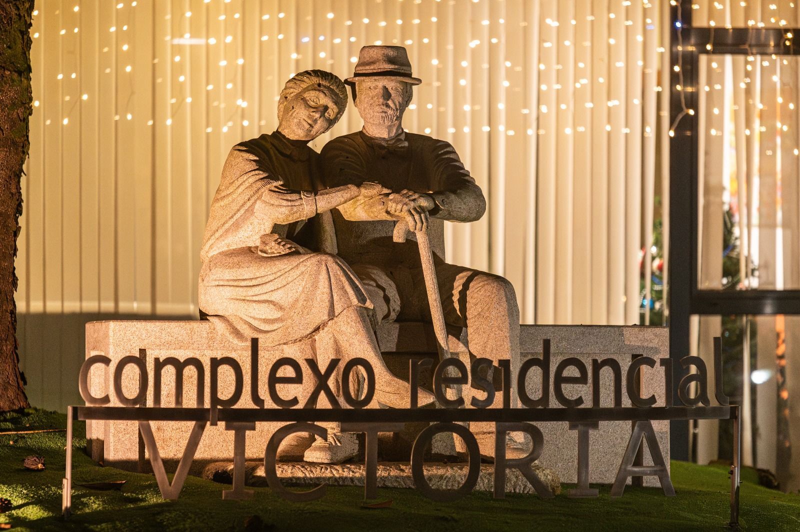 Una estatua de un hombre y una mujer sentados en un banco.