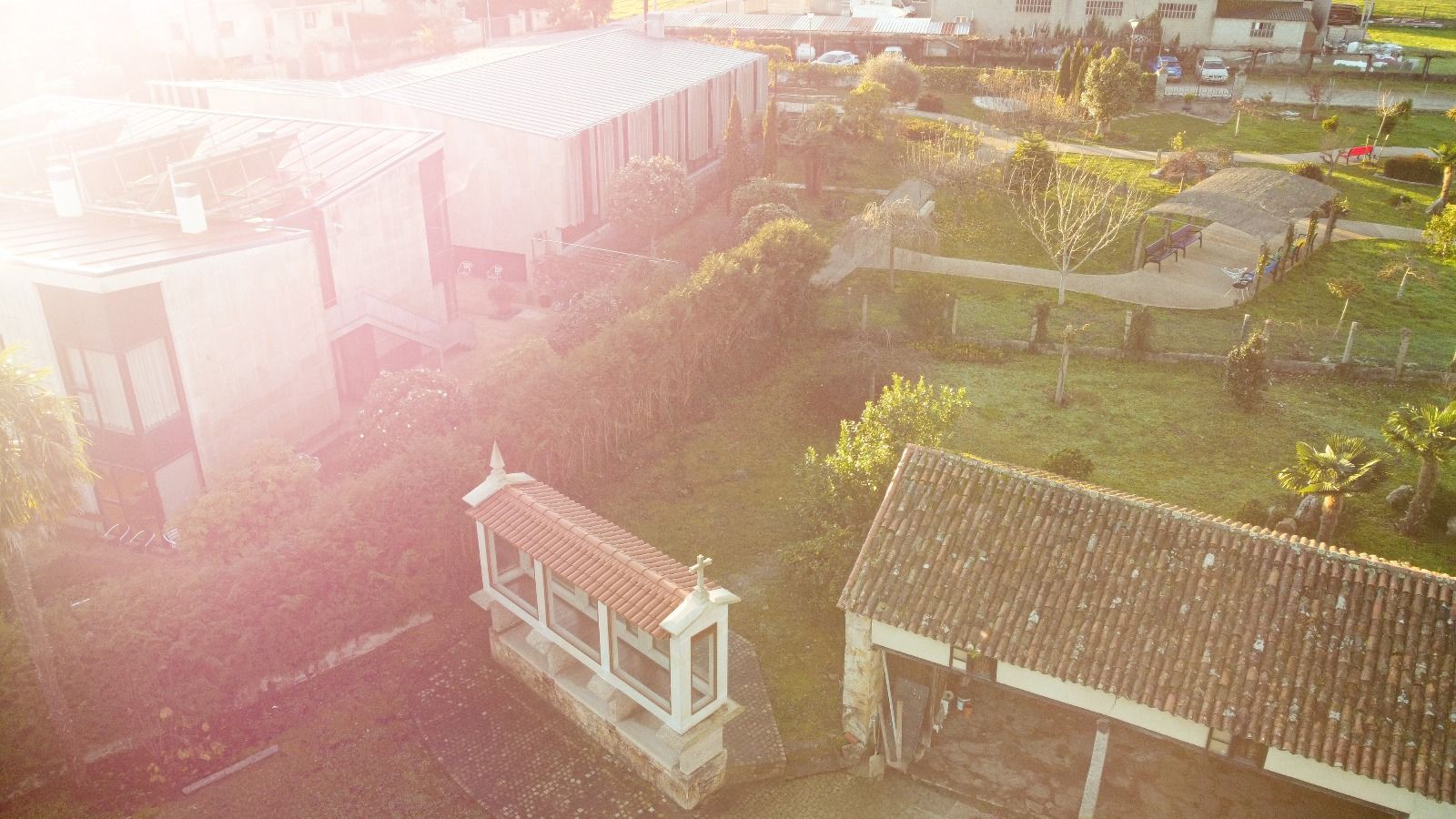 Una vista aérea de una zona residencial con muchos edificios y árboles.
