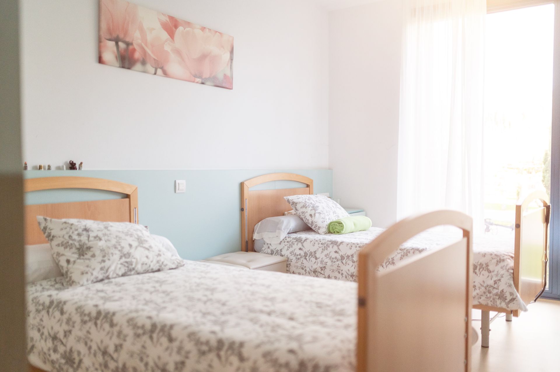 Un dormitorio con dos camas y un cuadro en la pared.