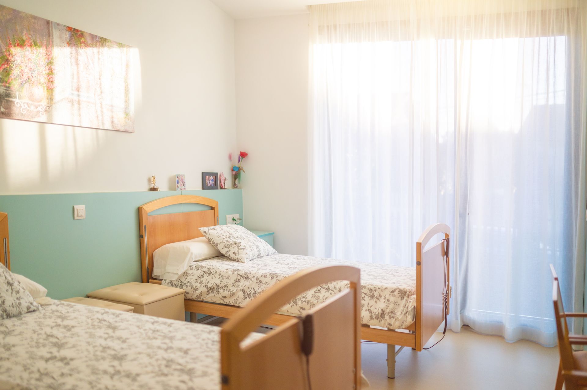 Un dormitorio con dos camas y una puerta corrediza de cristal.