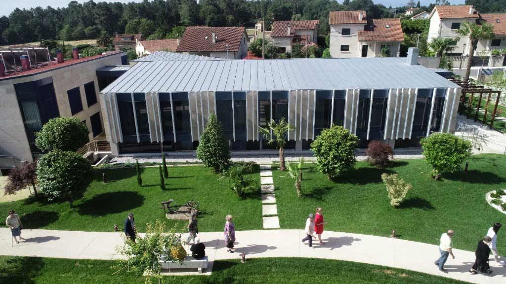 Un grupo de personas camina frente a un gran edificio.