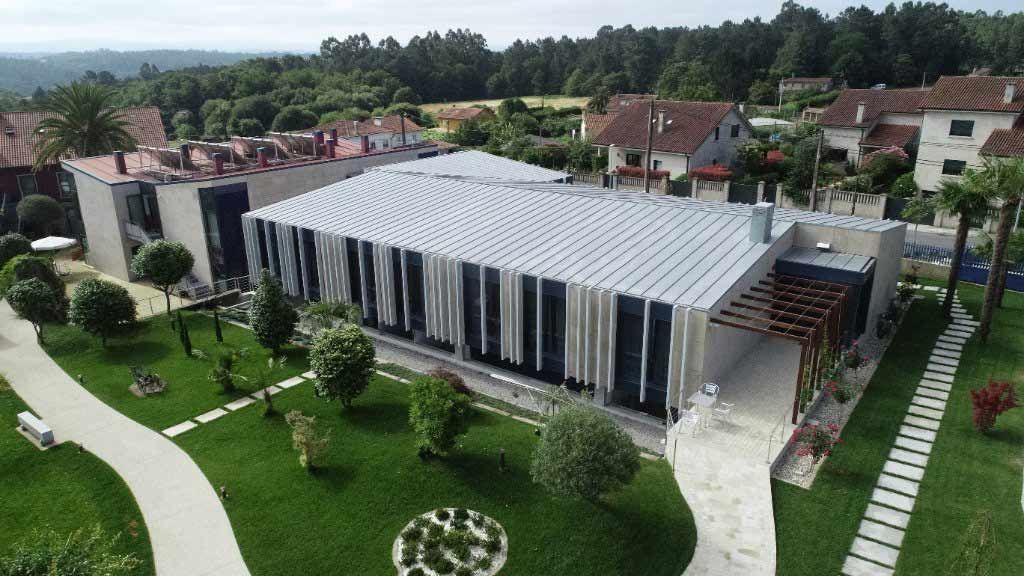 Una vista aérea de una casa grande rodeada de árboles.