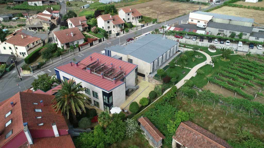 Una vista aérea de una zona residencial con casas y jardines.