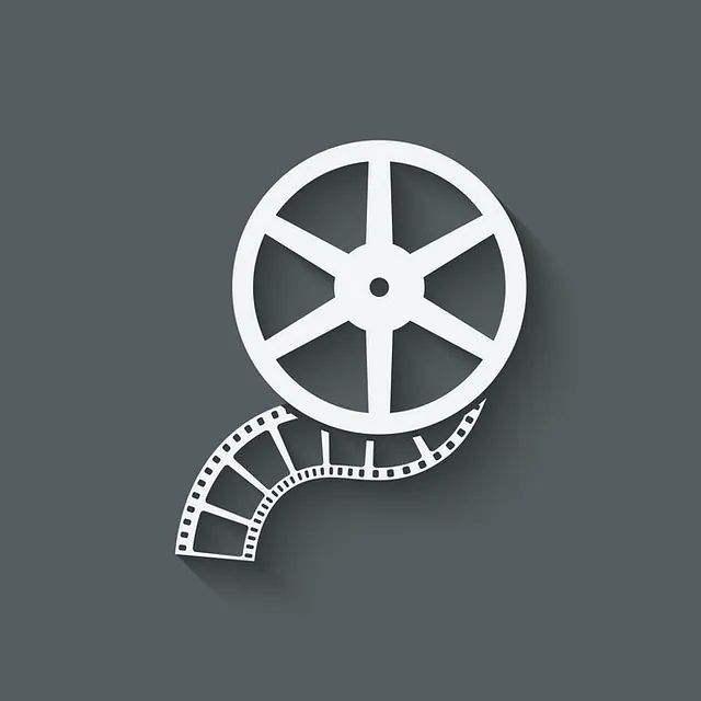 Un icono blanco de un carrete de película sobre un fondo gris.