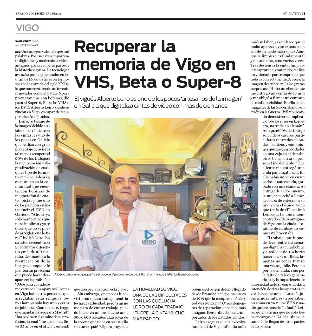 Un hombre está de pie en una habitación en un artículo de periódico.
