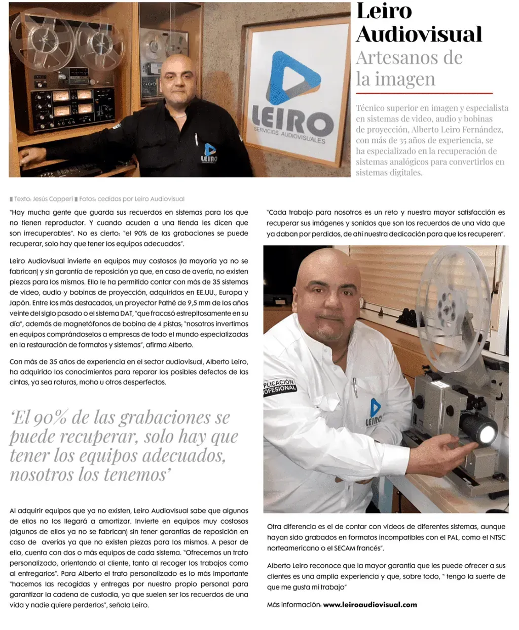 Un hombre está de pie junto a una máquina en una habitación.