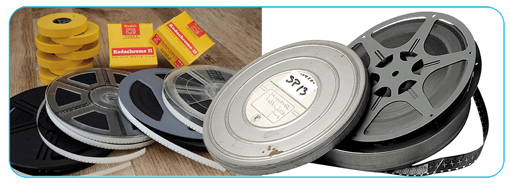 Carreteles de película y estuches para carretes de colores variados, negros, plateados y amarillos, dispuestos sobre una superficie de madera.