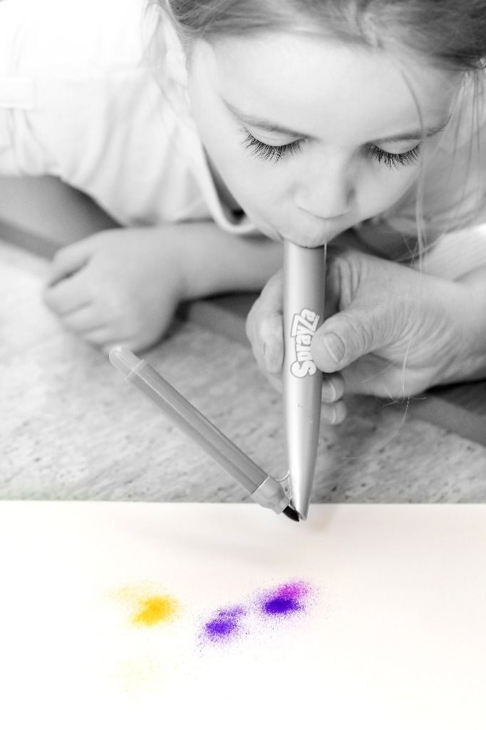 Lapsi puhaltaa puhallustusseilla; Activus Oy:n terapiaympäristö