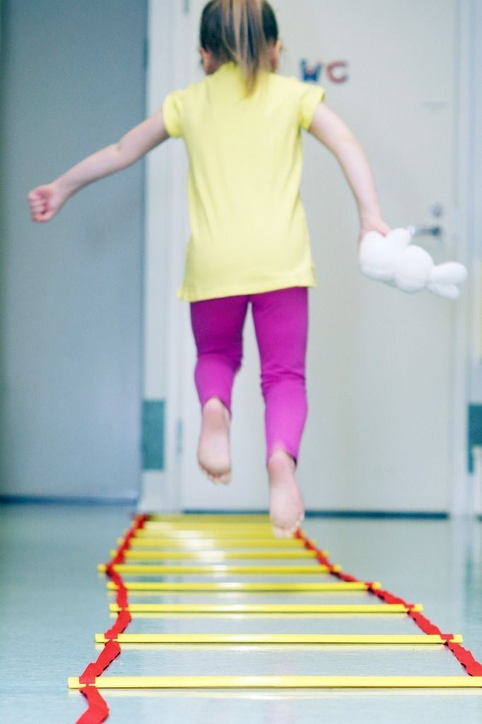 Lapsi hyppii pehmolelu kädessään; Activus Oy:n terapiaympäristö