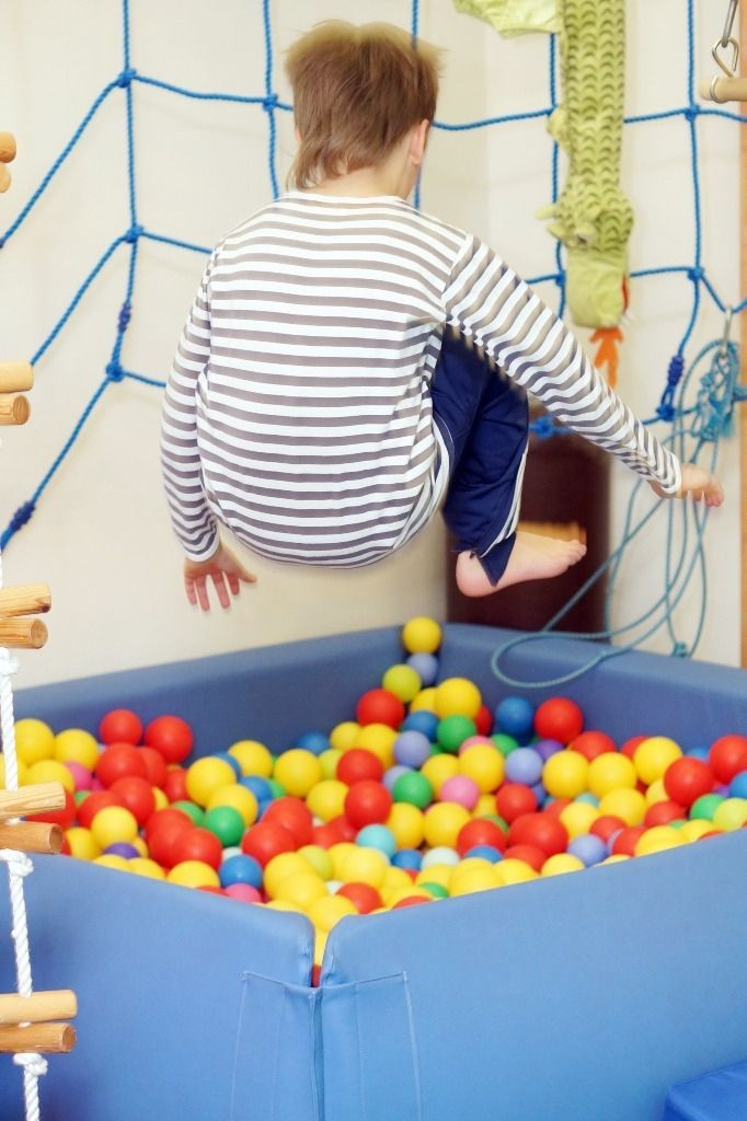 Lapsi hyppää pallomereen; Activus Oy:n terapiaympäristö