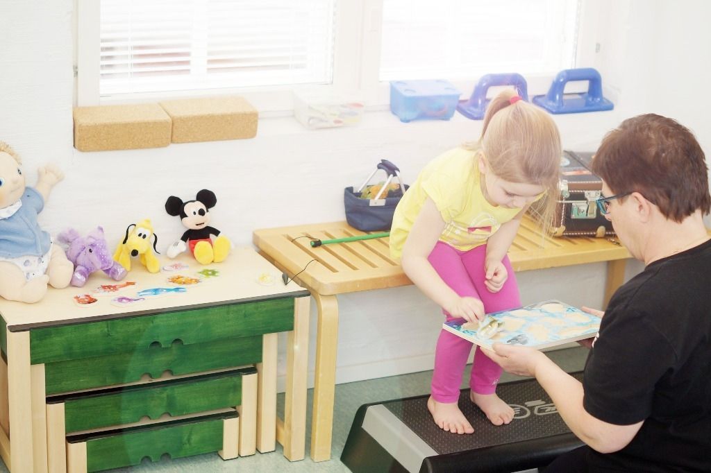 Lapsi ja terapeutti leikkivät magneettileluilla; Activus Oy:n terapiaympäristö