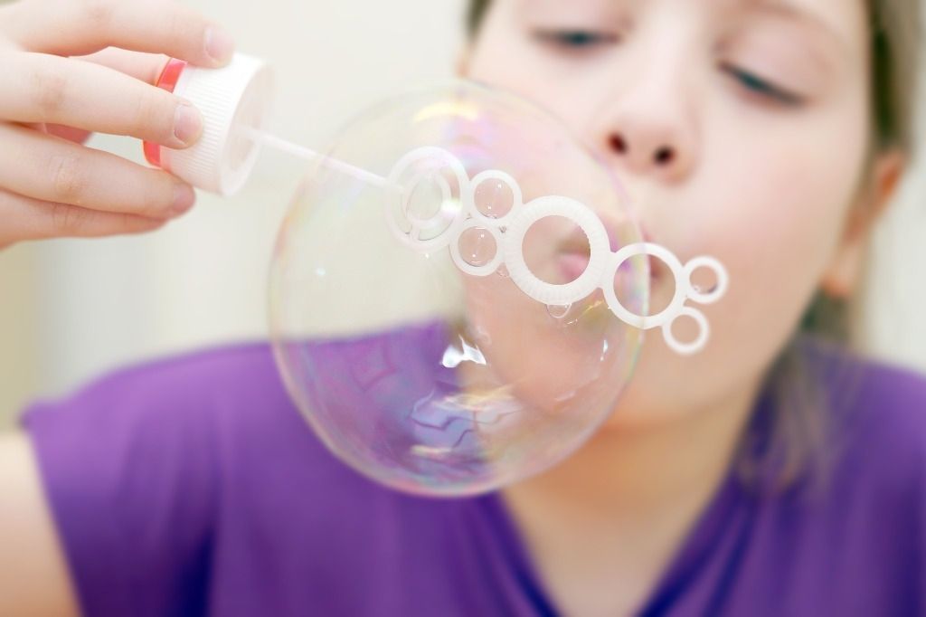 Lapsi puhaltaa saippuakuplaa; Activus Oy:n terapiaympäristö