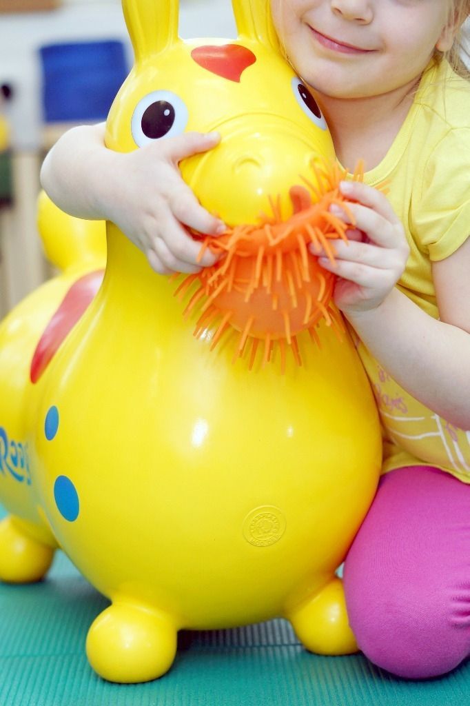 Lapsi syöttää leluponia; Activus Oy:n terapiaympäristö