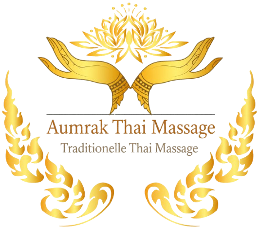 Goldenes Logo mit Hand-, Lotus- und Flammenmotiven und der Aufschrift „Aumrak Thai Massage“ und „Traditionelle Thai Massage“