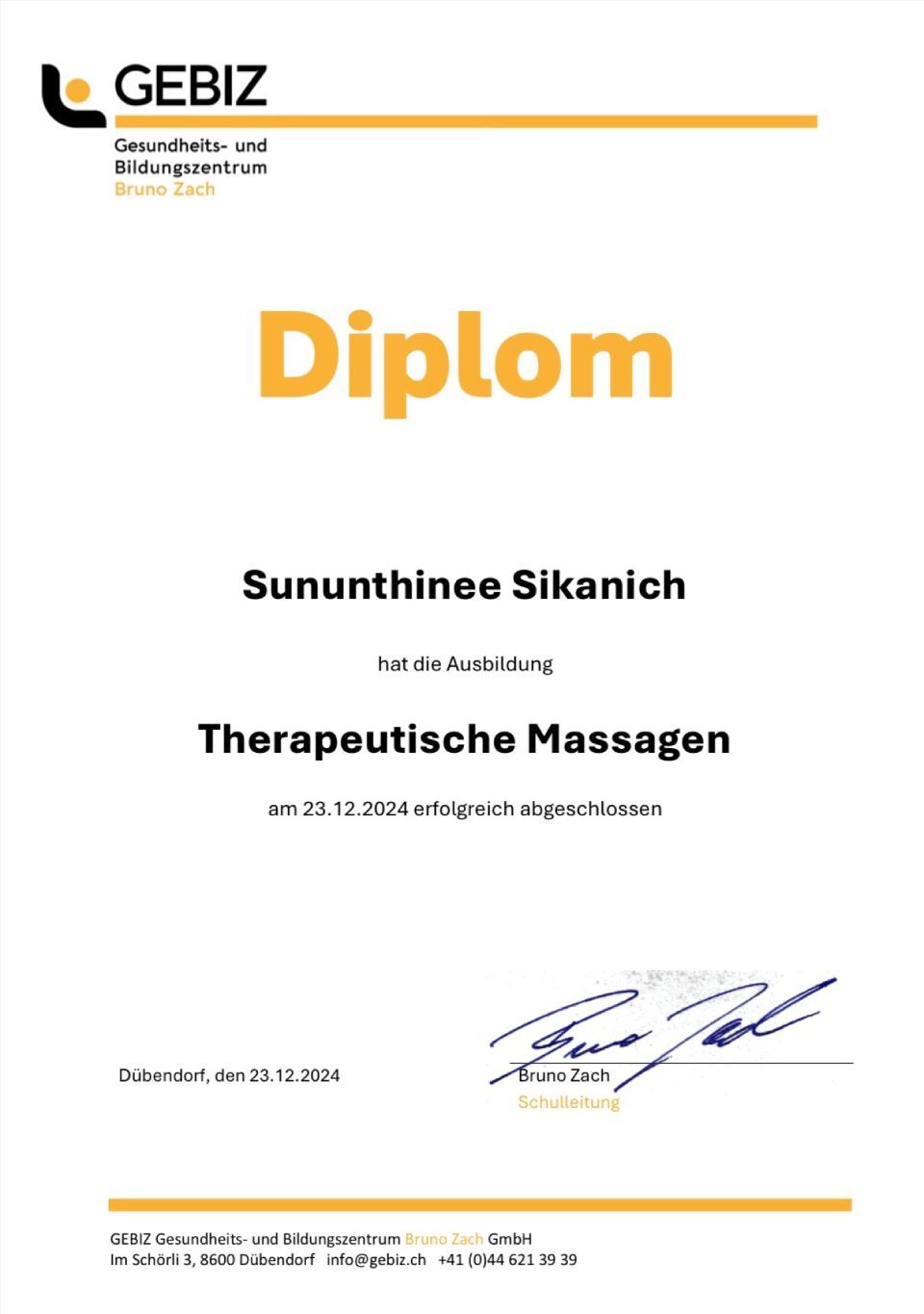 Diplomzertifikat für therapeutische Massage mit orangefarbenen Akzenten, oben links unterschrieben und datiert.