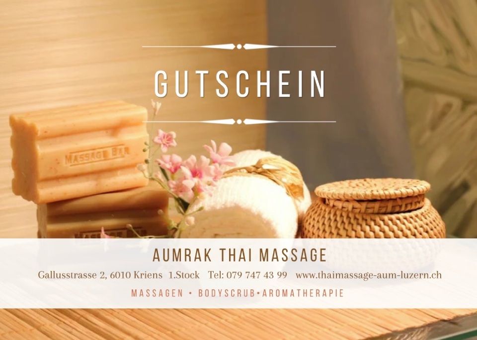 Geschenkgutschein für eine thailändische Massage mit Spa-Handtüchern, Blumen und geflochtenen Körben auf warmem Holzgrund