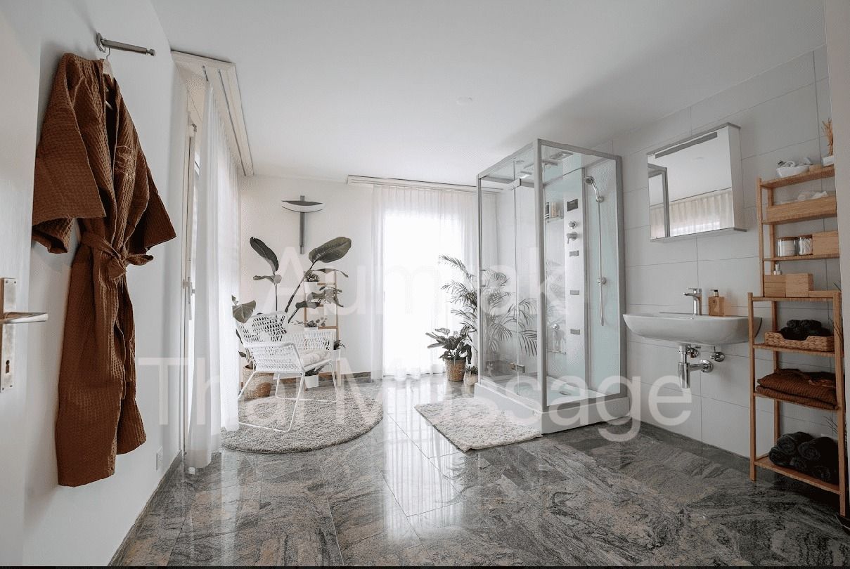 Helles, minimalistisches Zimmer mit Kleiderständer, Pflanzen, Spiegelschränken und einem kleinen Schreibtisch am Fenster