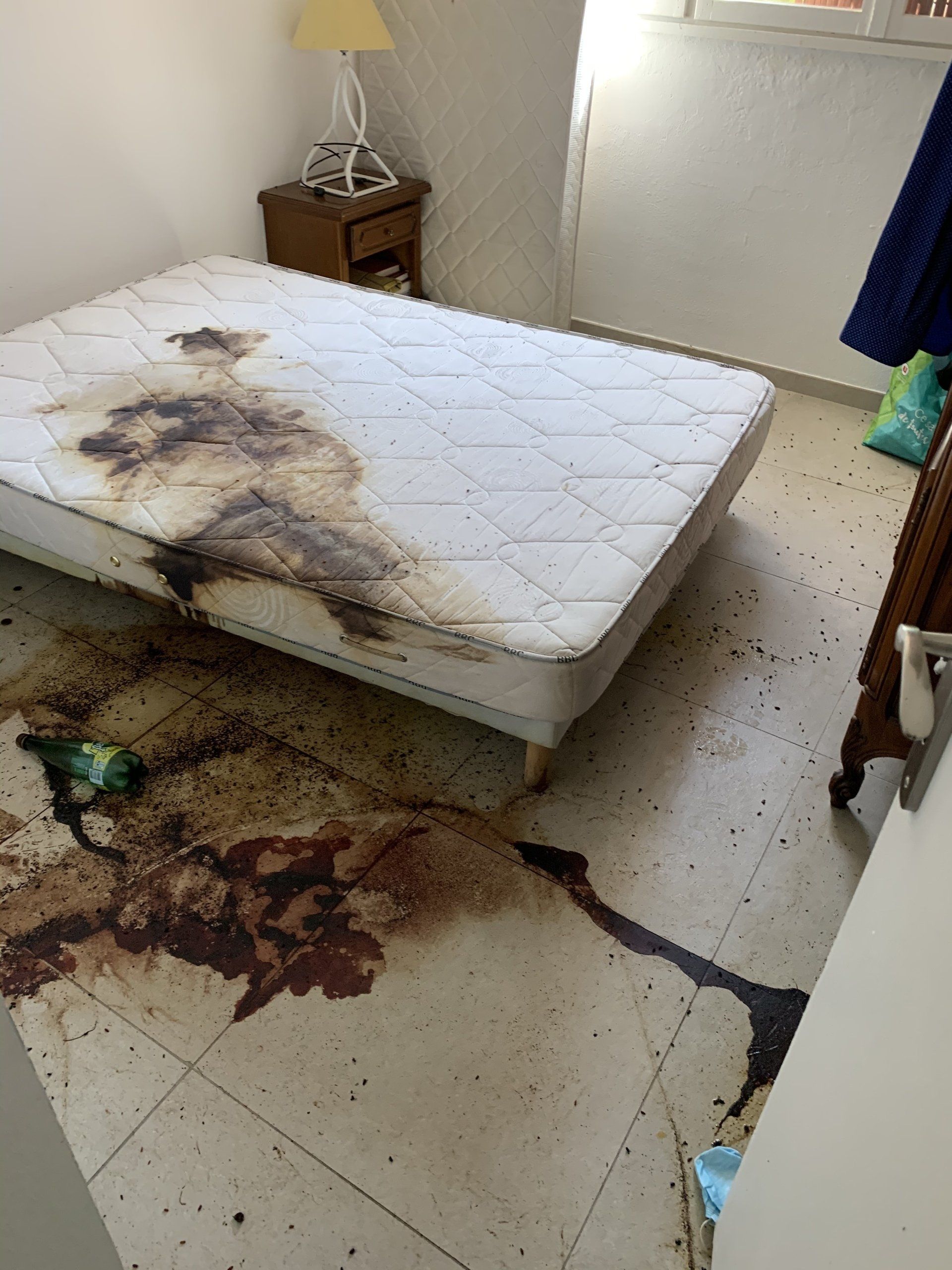 Matelas avec du sang