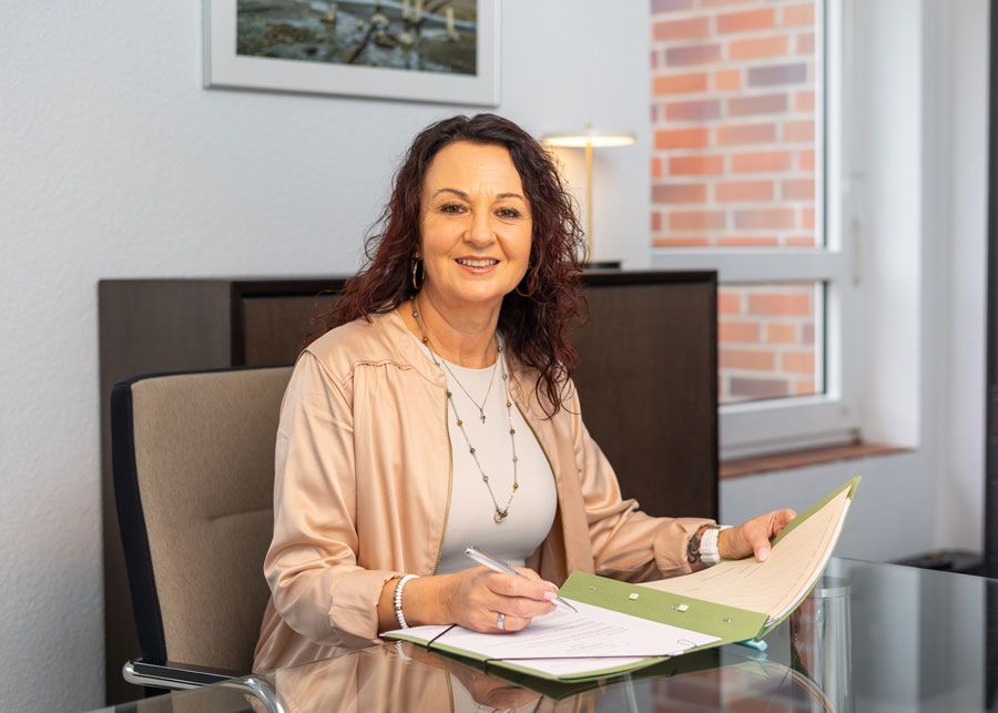 Die Silhouette einer Frau ohne Gesicht steht mit den Händen in den Hüften.