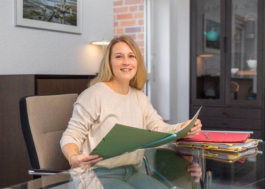 Die Silhouette einer Frau ohne Gesicht steht mit den Händen in den Hüften.