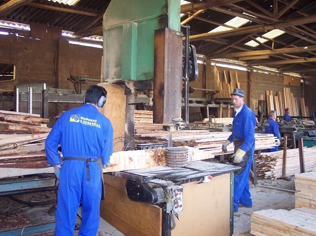 Una pila de madera se apila una encima de otra en un almacén.
