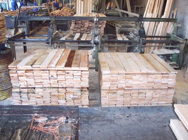 Una pila de madera se apila una encima de otra en un almacén.