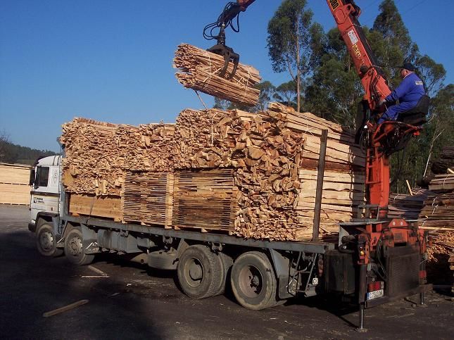 Una pila de madera se apila una encima de otra en un almacén.