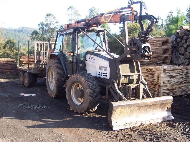 Una pila de madera se apila una encima de otra en un almacén.