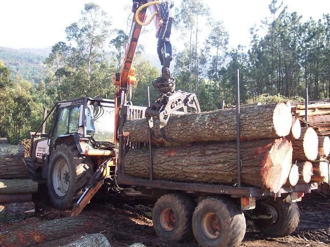 Una pila de madera se apila una encima de otra en un almacén.
