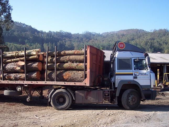 Una pila de madera se apila una encima de otra en un almacén.