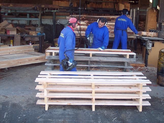 Una pila de madera se apila una encima de otra en un almacén.