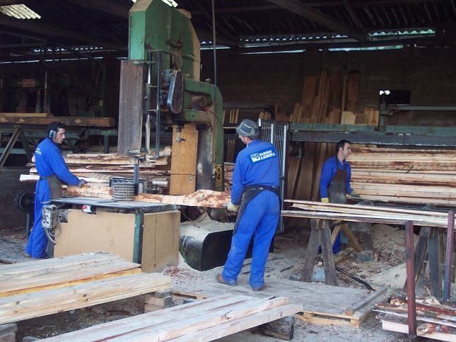 Una pila de madera se apila una encima de otra en un almacén.
