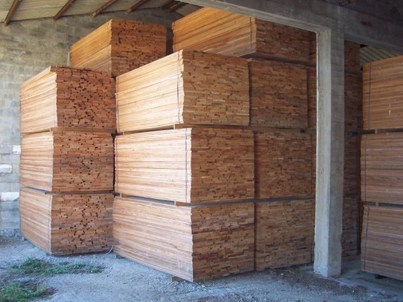 Una pila de madera se apila una encima de otra en un almacén.