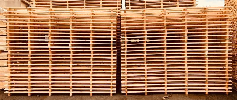 Una pila de madera se apila una encima de otra en un almacén.