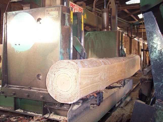 Una pila de madera se apila una encima de otra en un almacén.