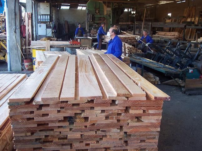 Una pila de madera se apila una encima de otra en un almacén.