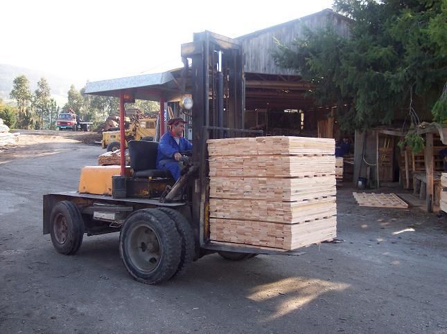 Una pila de madera se apila una encima de otra en un almacén.