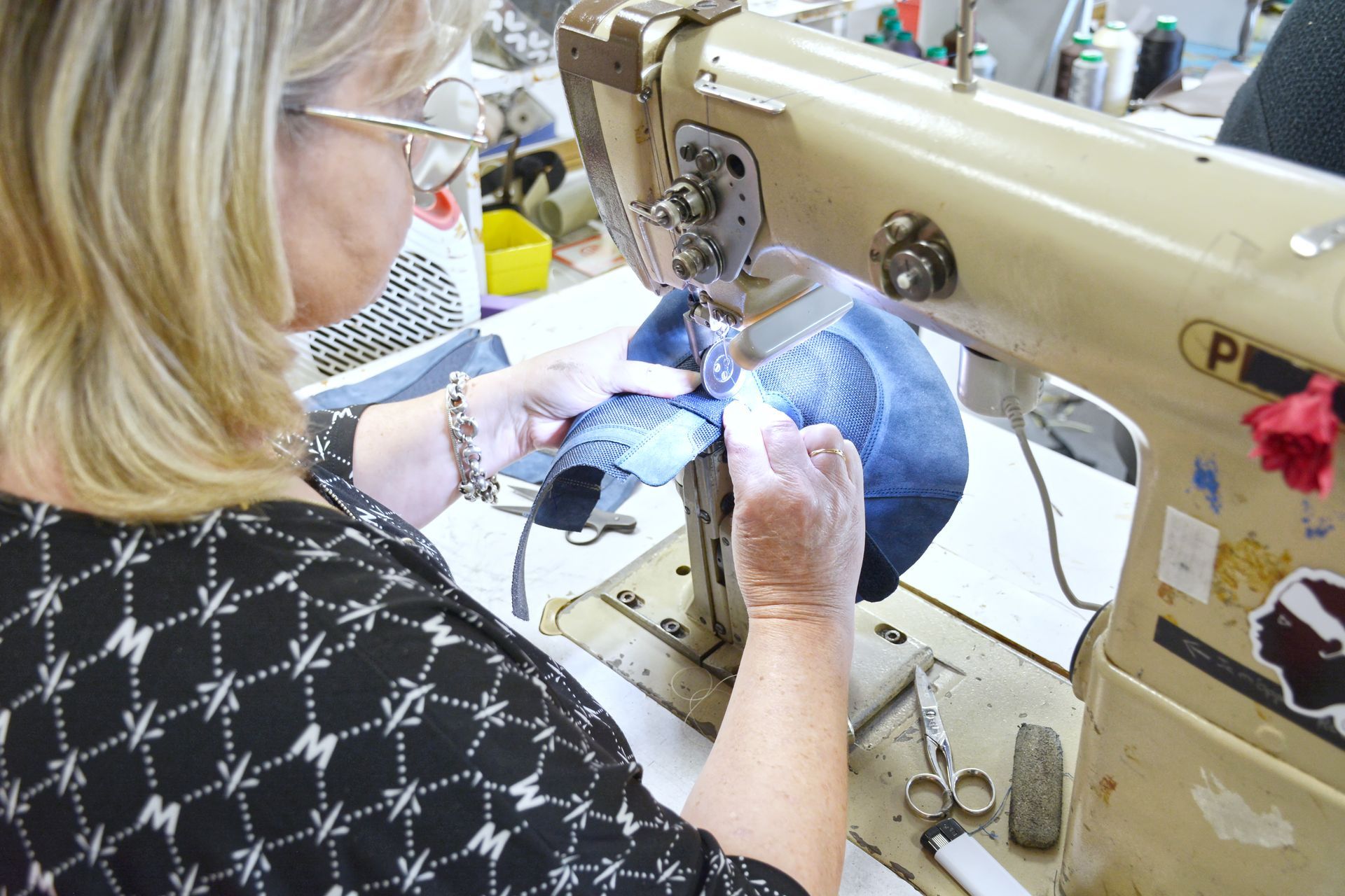 Couture sur un tissu bleu