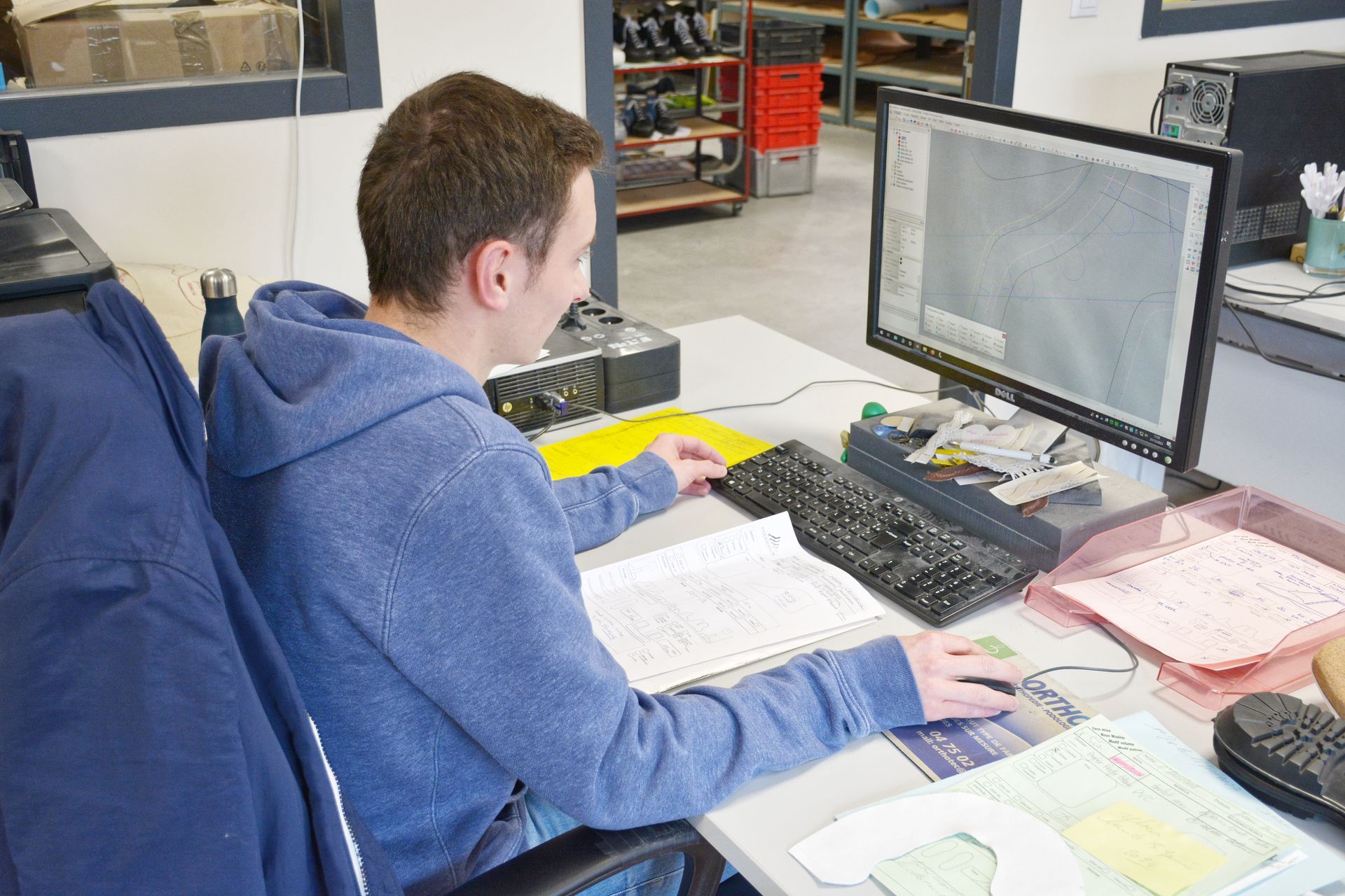 Homme devant un ordinateur