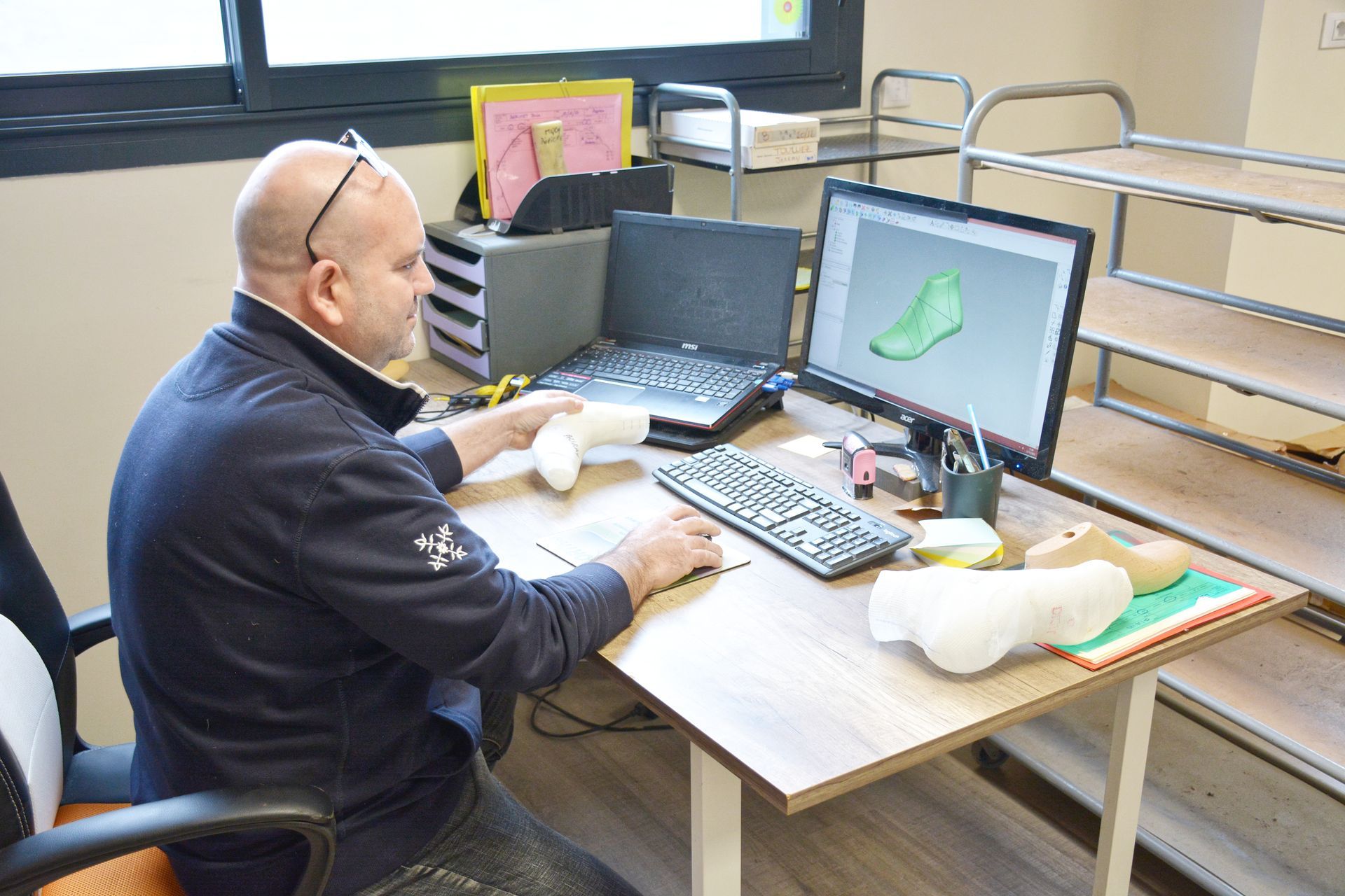 Un homme devant un ordinateur