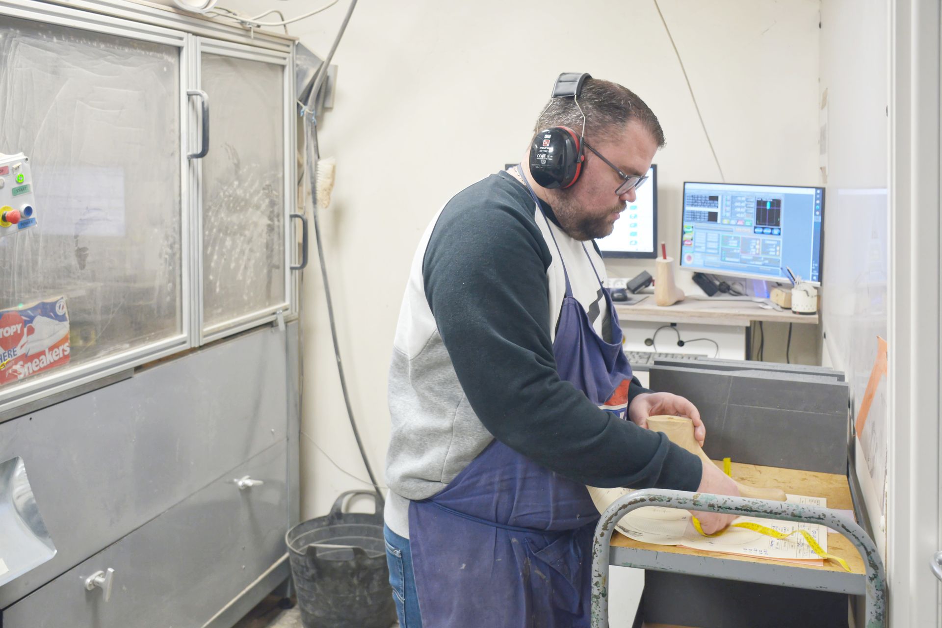 Un professionnel portant un casque découpe des tissus