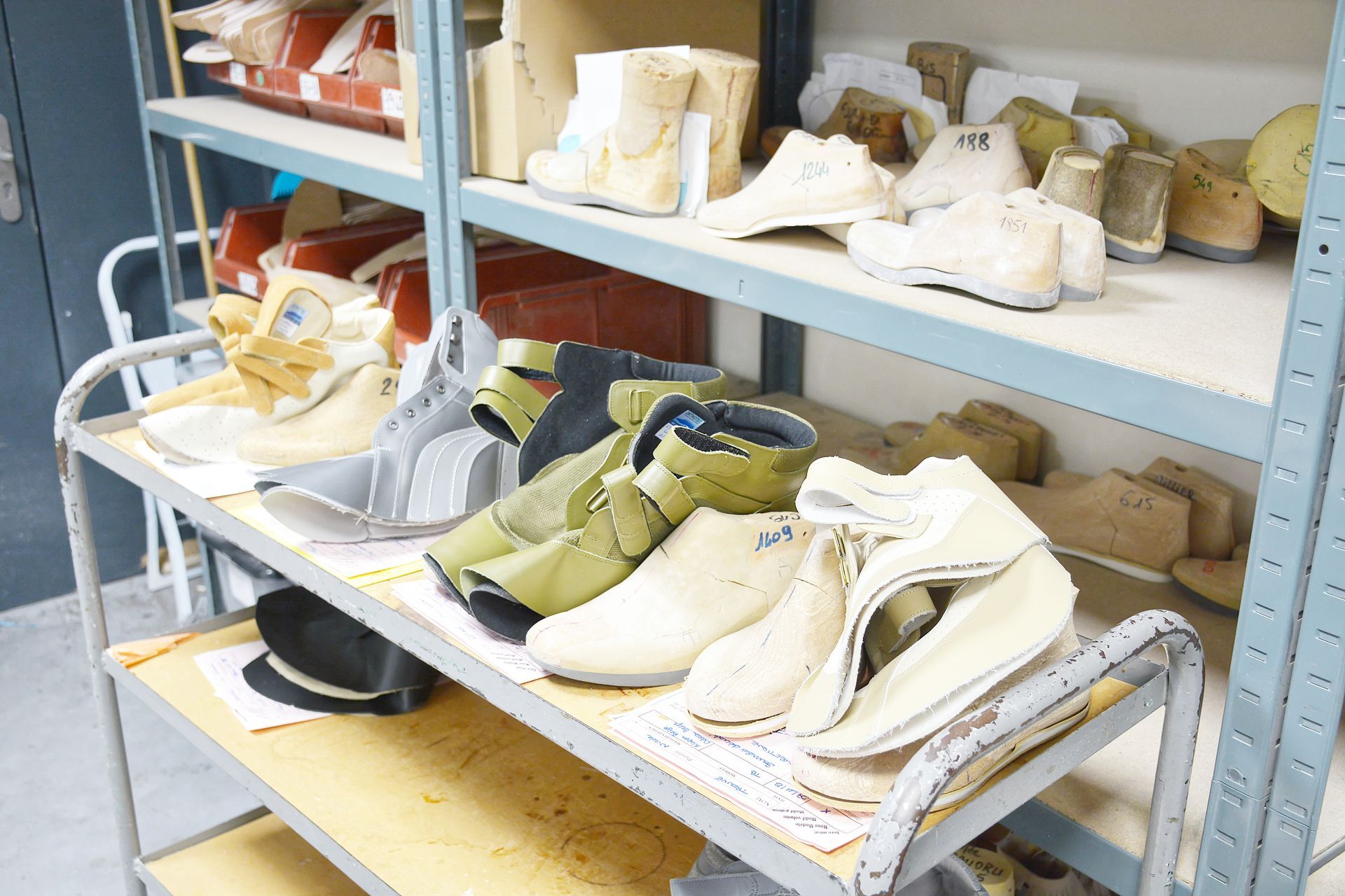 Diverses chaussures orthopédiques